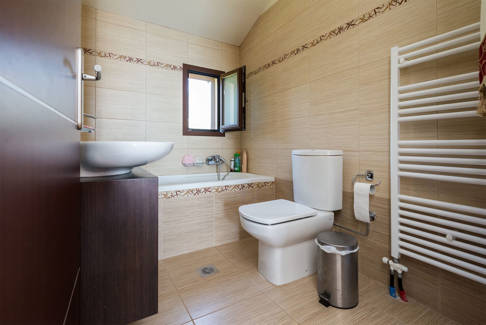 the bathroom with bathtub in the master bedroom.