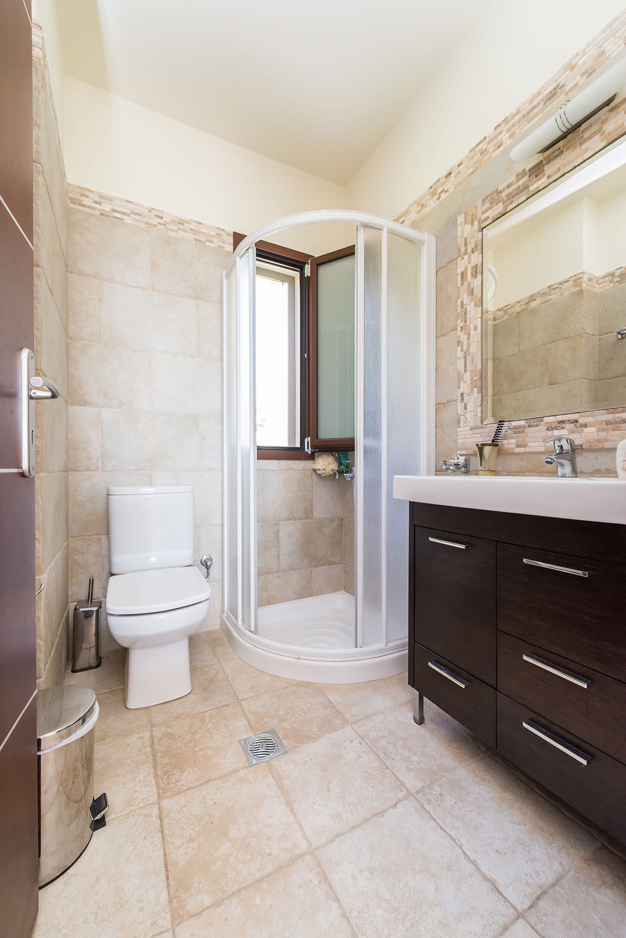the bathroom with shower of the second level of the house